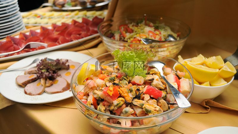 零食批发行业对产品质量和食品安全要求极高。新手在入门时，应重点关注以下几点：